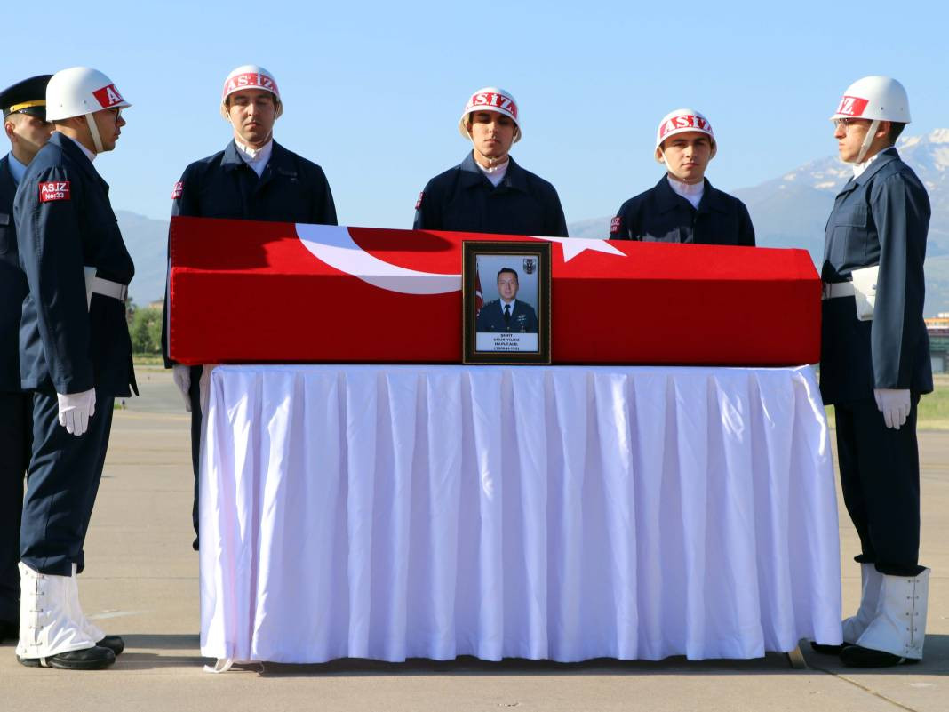 Uçak kazasında şehit olan 2 albay için komutanlıkta tören - Resim: 8